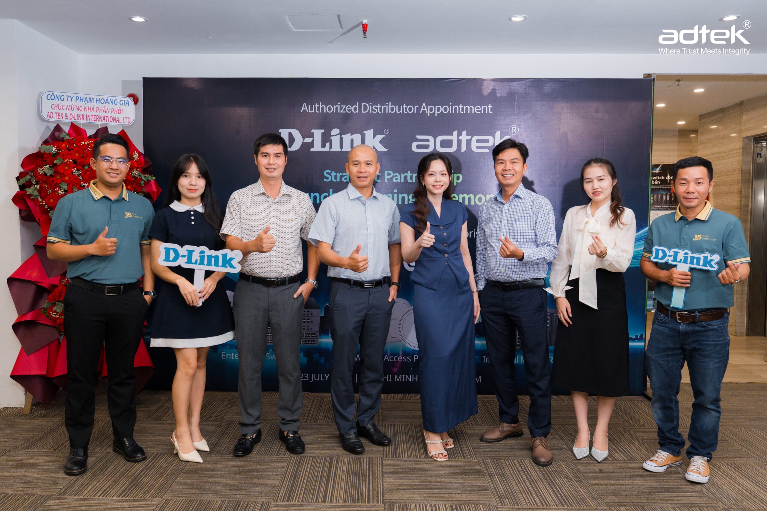 Ban lãnh đạo hai bên cùng nâng ly chúc mừng sự hợp tác bền chặt cùng toàn thể khách mời.