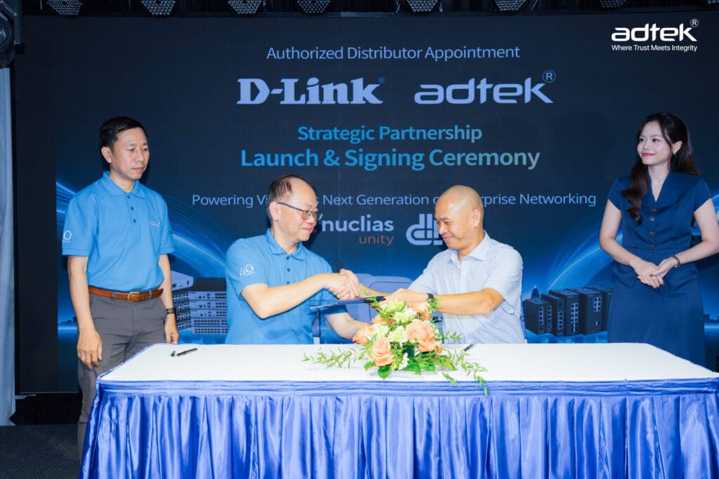 Ban lãnh đạo hai bên cùng thực hiện nghi thức Official Distributor Launch trên màn hình LED.