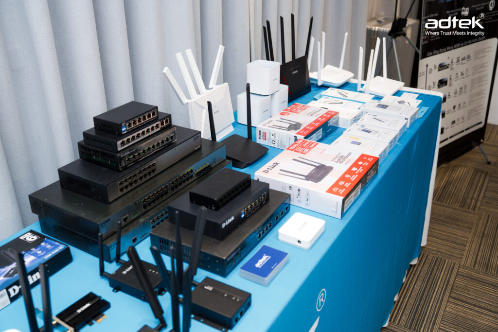 Khách mời tham quan và trực tiếp tương tác với các thiết bị Wi-Fi 7 và Switch lõi tại khu vực Demo